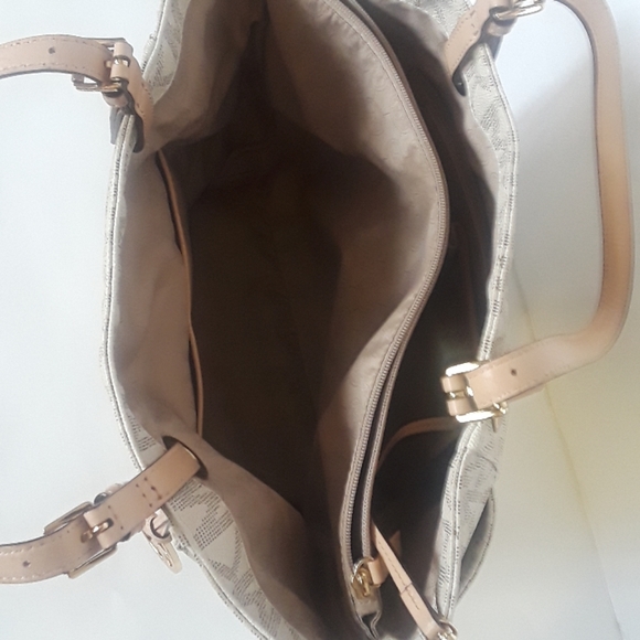 Authentic Michael Kors Handbag - Picture 4 of 8